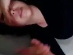 性感的小胖线控制动妻子喜欢她的湿猫玩具