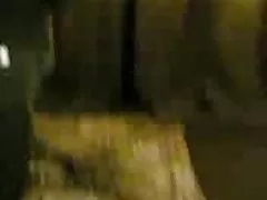 搭便车的青少年妈的她的驾驶员