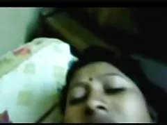 顽皮的亚洲女子罐头在椅子上