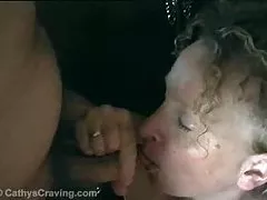 老年妇女得到肛门饼