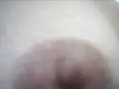 与没有胸罩脱衣服暴露的布鲁内特的妻子罗西奥