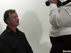 铸造的沙发上脂肪法国的金鸡奸和jizzed