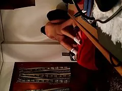 性爱的黑发女自慰有啤酒瓶子