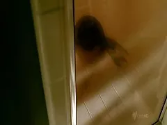 Misterfake英国女孩表现出惊人的技能吹箫