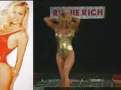 安妮湾是自慰她的阴部
