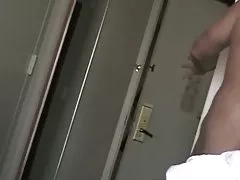 与完美的奶子在红色内衣宝贝获取双重渗透在床上
