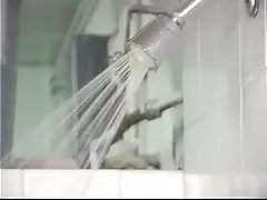 丰满魅力的女同性恋者获得湿堤三人