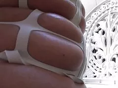 华丽的婊子在海滩上。来。