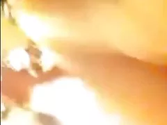 亚洲女孩使用的小玩具为她的屁股