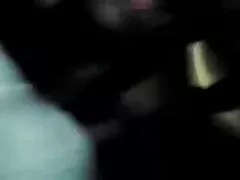 打击，然后在青少年的屁股