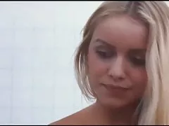 Bigtitted的继母的青少年与cumswaps
