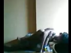 两个男孩外加一个玩具