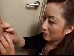 毛茸茸的猫的丰满妻子为它占用了她的屁股