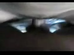 热的女孩他妈的沙发上