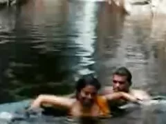 巨大的山雀毛黑女孩独奏