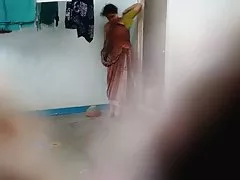 性感的亚洲女孩吸吮她的男人